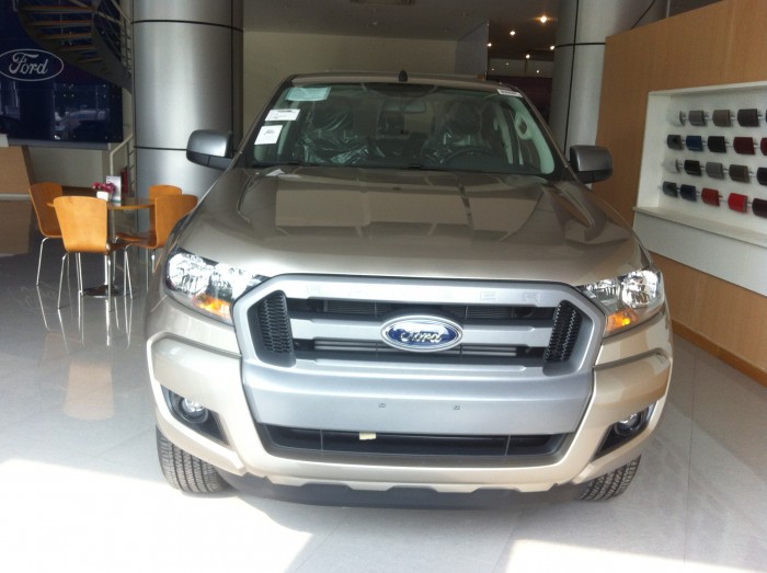 Bán Ford Ranger XLS AT màu Vàng Cát, Có xe giao luôn thủ tục nhanh gọn đơn giản