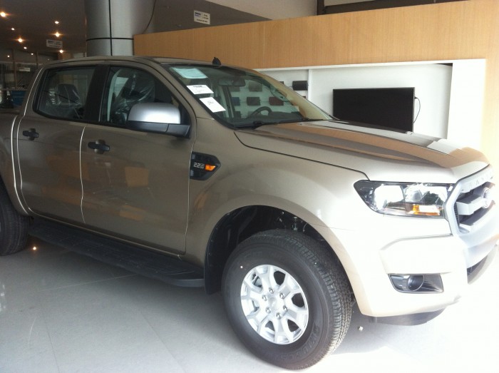 Bán Ford Ranger XLS AT màu Vàng Cát, Có xe giao luôn thủ tục nhanh gọn đơn giản