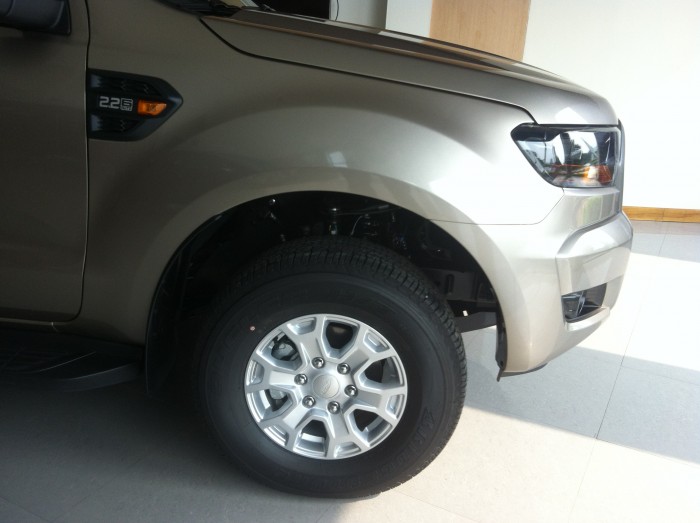 Bán Ford Ranger XLS AT màu Vàng Cát, Có xe giao luôn thủ tục nhanh gọn đơn giản