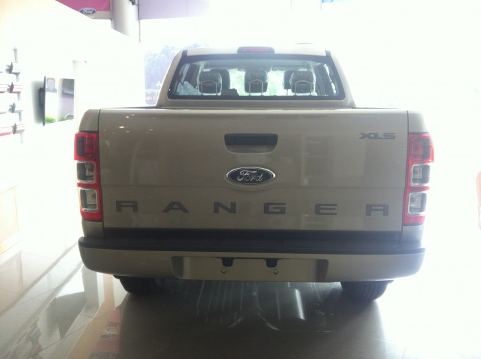 Bán Ford Ranger XLS AT màu Vàng Cát, Có xe giao luôn thủ tục nhanh gọn đơn giản