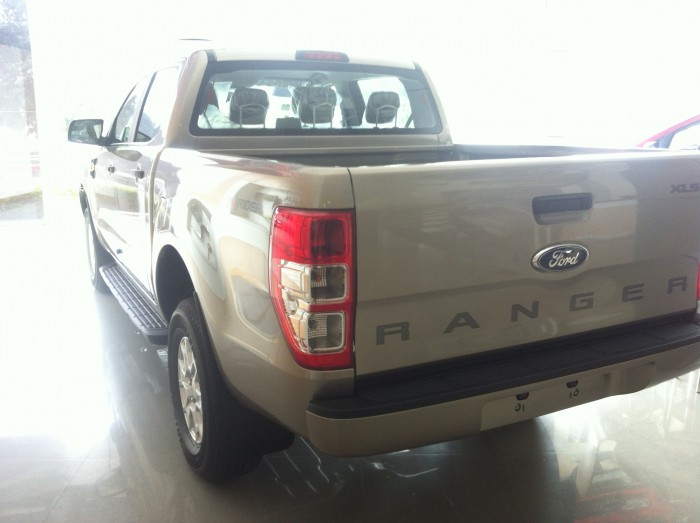 Bán Ford Ranger XLS AT màu Vàng Cát, Có xe giao luôn thủ tục nhanh gọn đơn giản