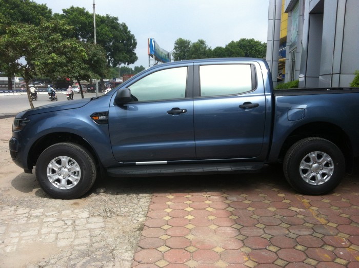 Bán Ford Ranger XLS AT 2016 mày xanh thiên thanh, có xe giao luôn, giao xe tận nhà