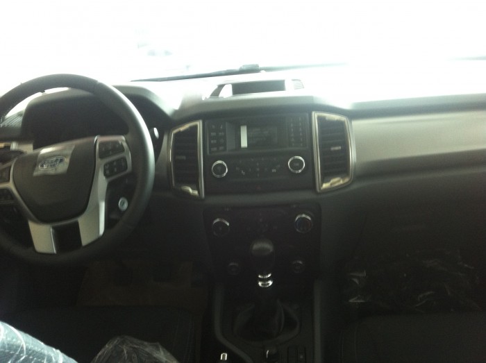Bán Ford Ranger XLT màu bạc đời 2016 giá tốt. Hỗ trợ trả góp lên đến 80% giá trị xe.