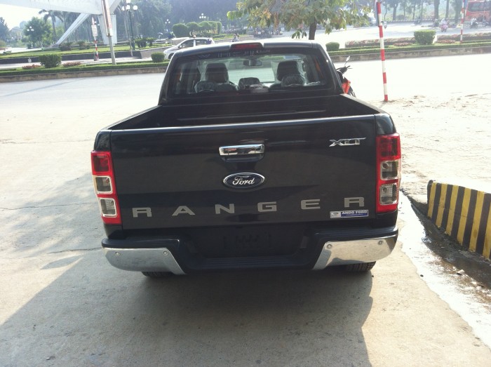 Bán Ford Ranger XLT 2.2 2 cầu số sàn màu Đen đời 2016. Giao xe tận nhà cho khách hàng