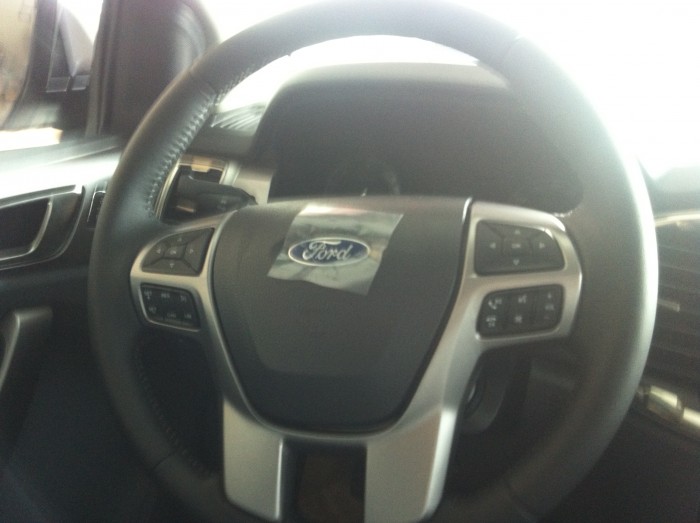 Bán Ford Ranger XLT 2.2 2 cầu số sàn màu Đen đời 2016. Giao xe tận nhà cho khách hàng