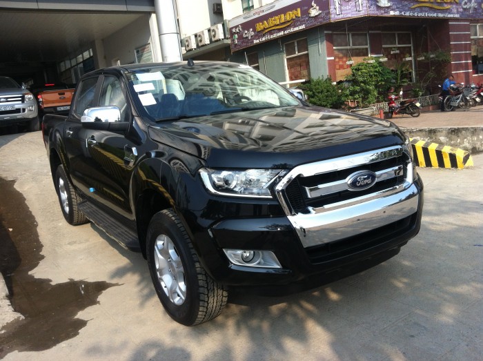 Bán Ford Ranger XLT 2.2 2 cầu số sàn màu Đen đời 2016. Giao xe tận nhà cho khách hàng