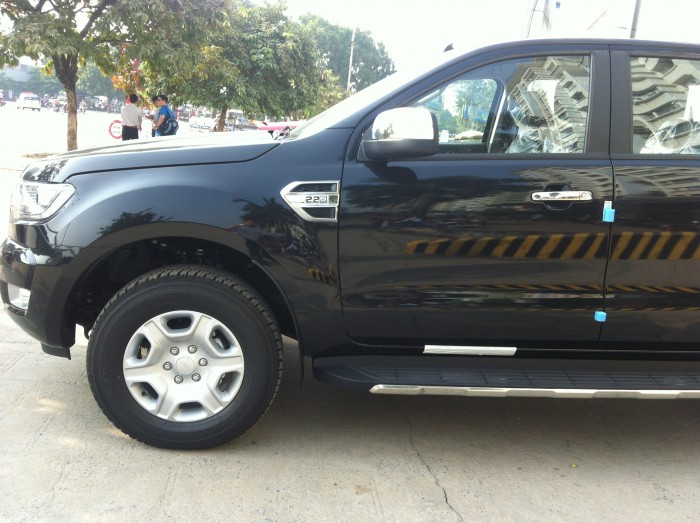 Bán Ford Ranger XLT 2.2 2 cầu số sàn màu Đen đời 2016. Giao xe tận nhà cho khách hàng