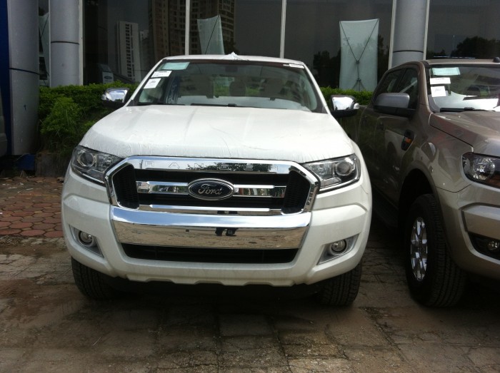 Ford Ranger XLT trắng 2 cầu số sàn. giá tốt nhất thị trường, giao xe tận nhà cho khách hàng