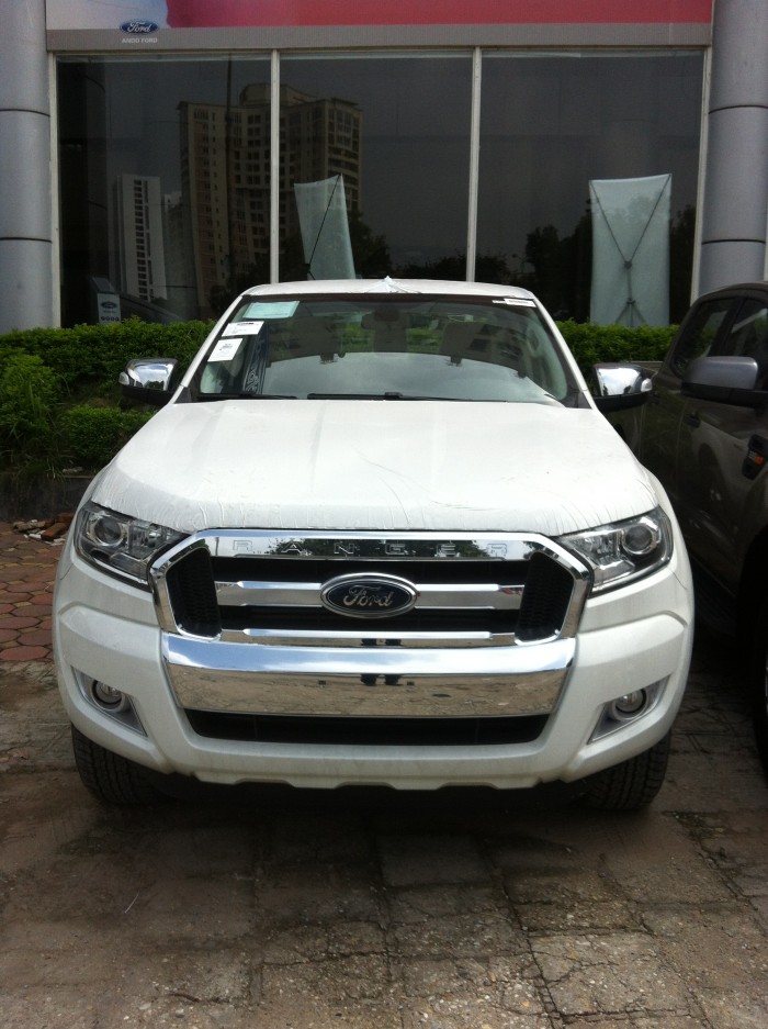 Ford Ranger XLT trắng 2 cầu số sàn. giá tốt nhất thị trường, giao xe tận nhà cho khách hàng