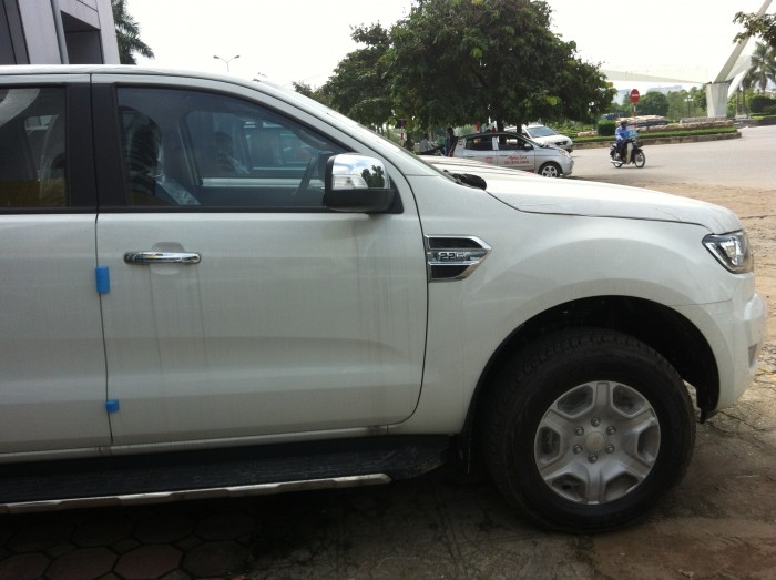 Ford Ranger XLT trắng 2 cầu số sàn. giá tốt nhất thị trường, giao xe tận nhà cho khách hàng