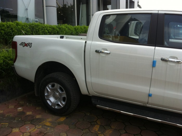 Ford Ranger XLT trắng 2 cầu số sàn. giá tốt nhất thị trường, giao xe tận nhà cho khách hàng