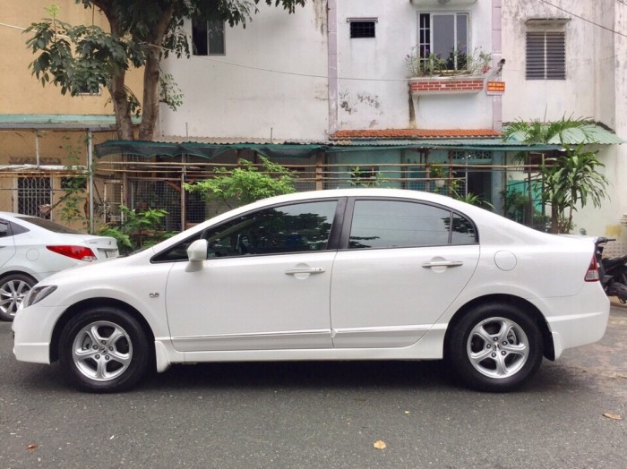 Bán Honda Civic 1.8AT 2010 màu trắng