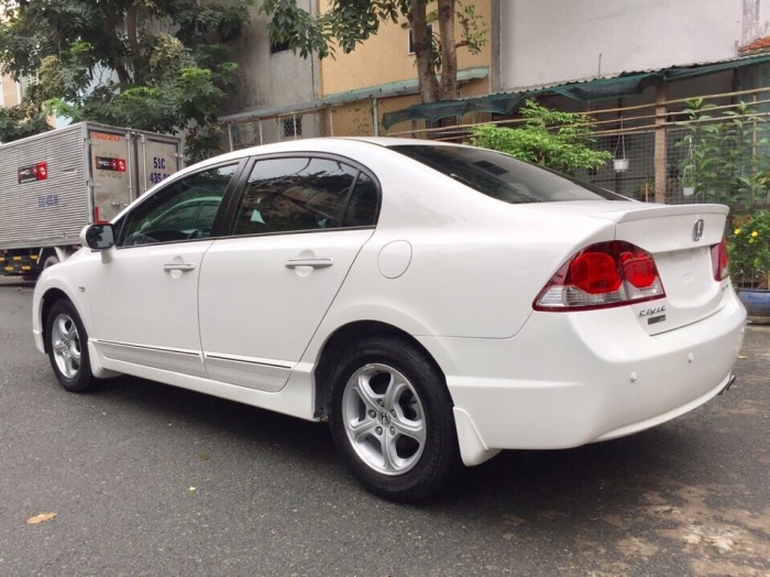 Bán Honda Civic 1.8AT 2010 màu trắng