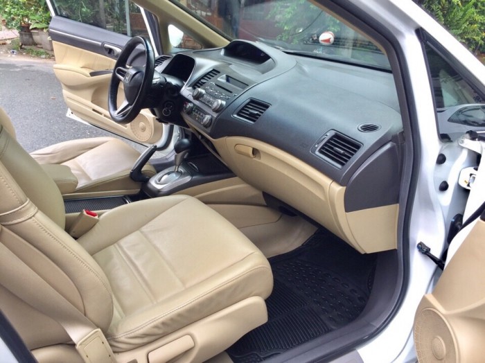 Bán Honda Civic 1.8AT 2010 màu trắng