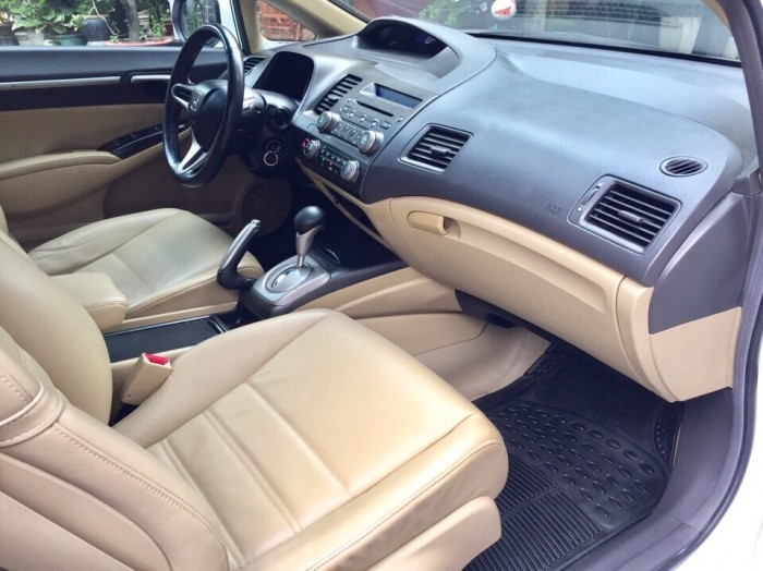 Bán Honda Civic 1.8AT 2010 màu trắng