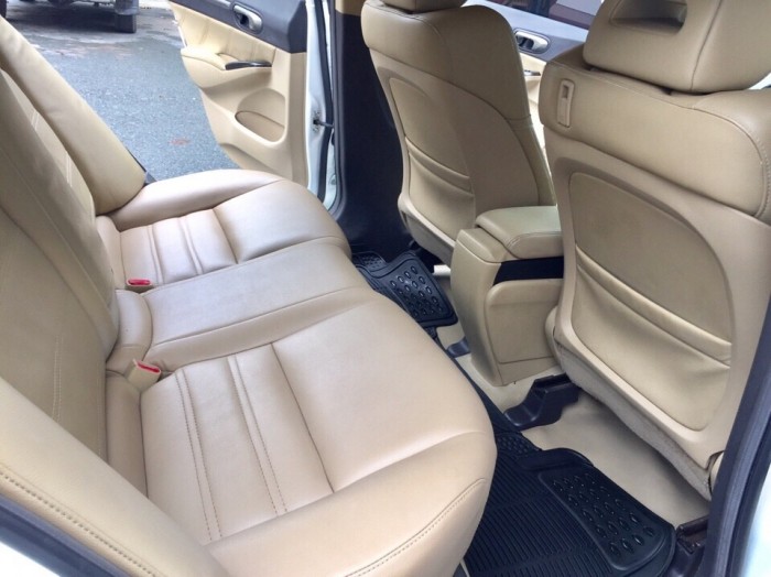 Bán Honda Civic 1.8AT 2010 màu trắng