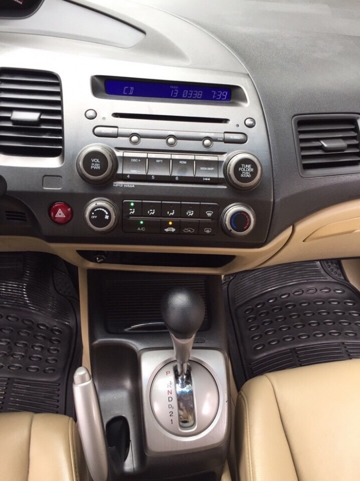 Bán Honda Civic 1.8AT 2010 màu trắng