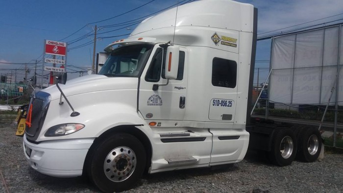 Đầu kéo mỹ hoàng huy đời 2012 lô mới nhập về