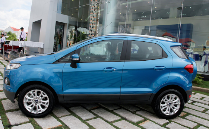 Ford Ecosport Titanium màu Xanh Ngọc giá tốt, giao luôn có đủ màu cho khách chọn lựa.