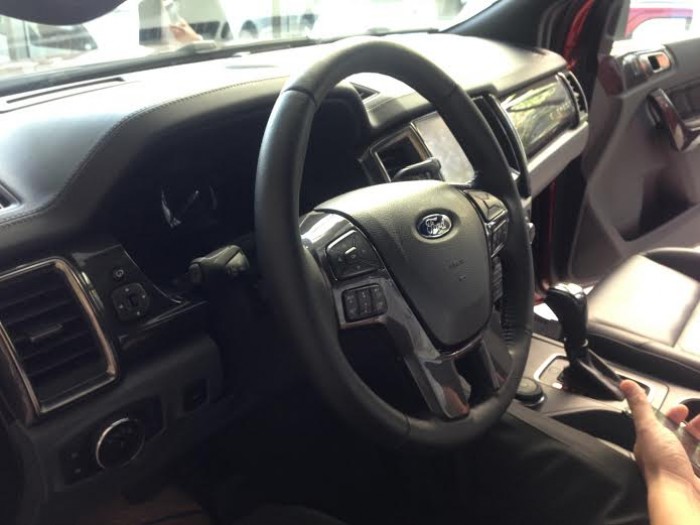 FORD EVEREST TITANIUM 3.2L AT màu Đỏ Bocdo đời 2016 giá tốt giao ngay. Giao xe trên toàn quốc
