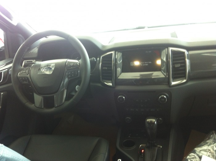 Bán FORD EVEREST TITANIUM 3.2 màu Đỏ Bocdo đời 2016 giá tốt. xe giao ngay
