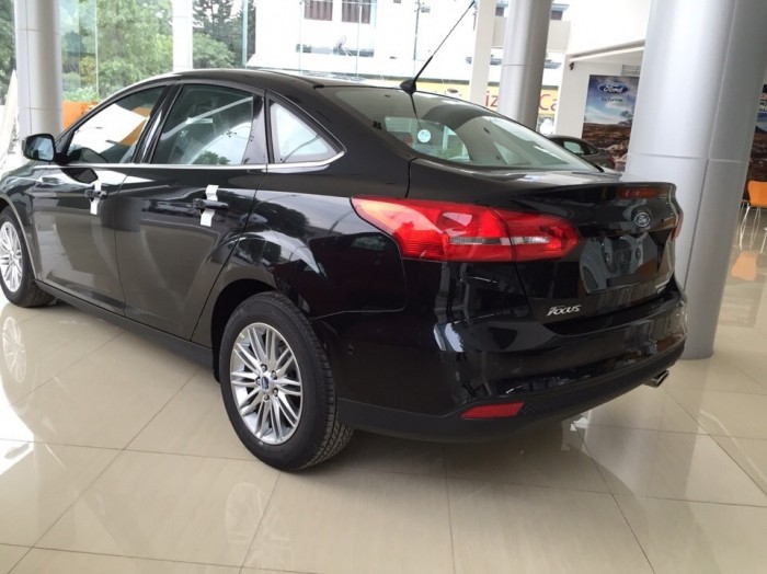 Bán Ford Focus titanium Ecoboot 1.5 AT 4  cửa 5 chỗ màu đen giá tốt