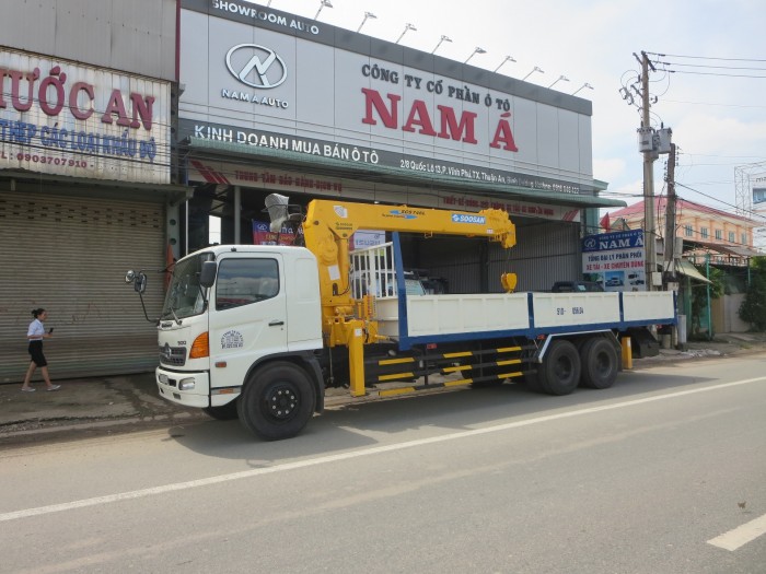 Xe tải HINO FL8JTSL gắn cần cẩu Soosan 7 tấn SCS746L