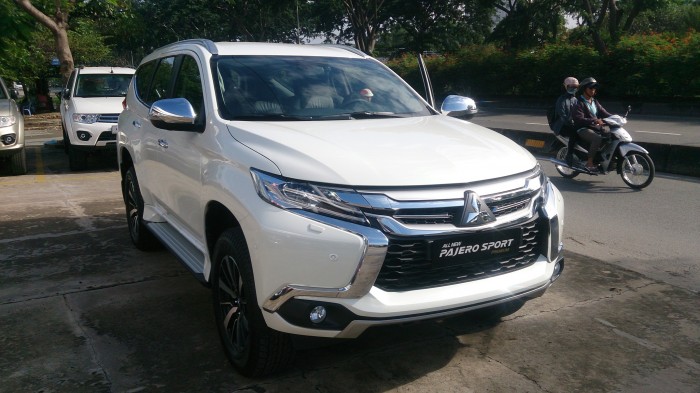 Mitsubishi pajero sport Prenium AT 4x4 xe nhập Thái 2017 có trả góp giá tốt