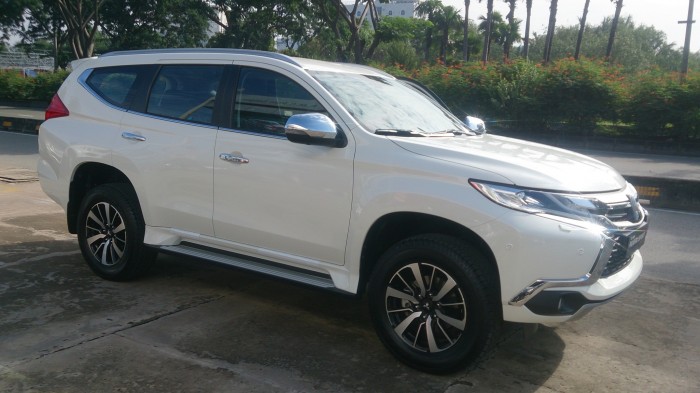 Mitsubishi pajero sport Prenium AT 4x4 xe nhập Thái 2017 có trả góp giá tốt