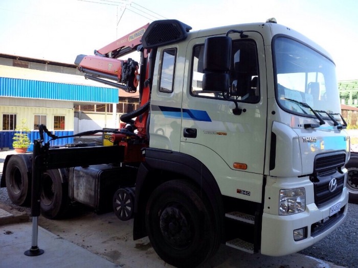 Đầu kéo HYUNDAI HD700 gắn cẩu PALFINGER
