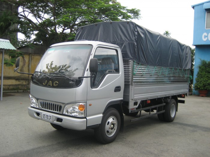 Xe tải JAC 1,5 tấn, thùng mui bạt, trả trước 100tr, giao xe ngay.