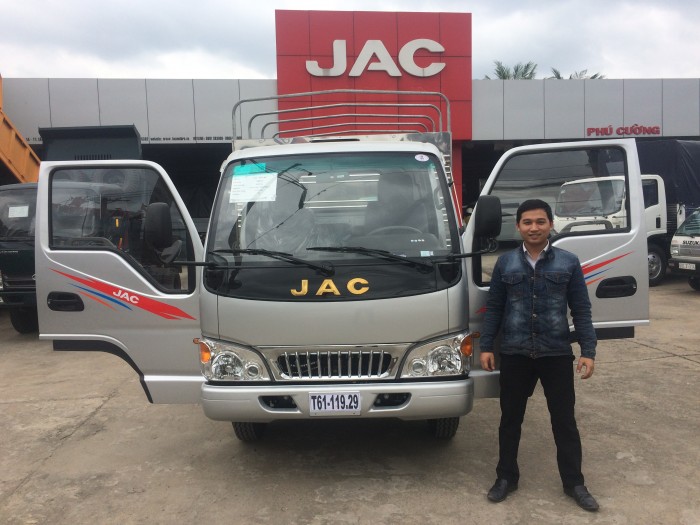 Xe tải JAC 2,5 Tấn, thùng mui bạt, giá chưa giảm, trả góp lãi suất thấp.