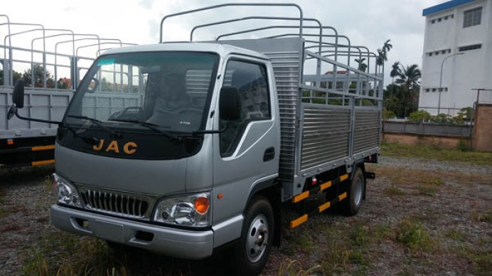 Xe tải JAC 2,5 Tấn, thùng mui bạt, giá chưa giảm, trả góp lãi suất thấp.