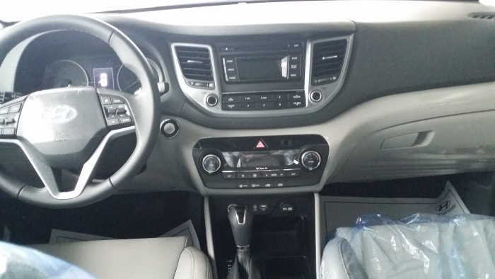 Ưu đãi đặc biệt dành cho Hyundai Tucson 2016 màu đỏ duy nhất trong tháng 11, tặng ngay 1 năm bảo hiểm và hơn thế nữa