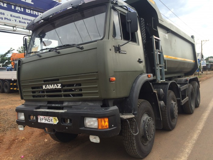 Kamaz ben 6540 màu xanh quân đội, 4 giò 17 tấn, 2016.