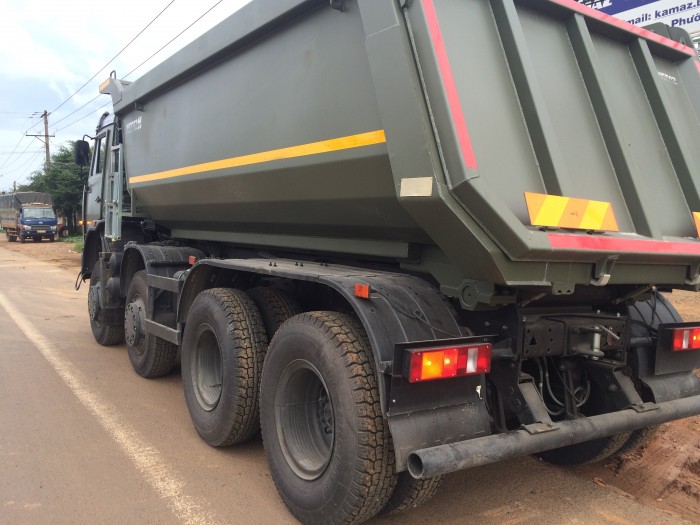 Kamaz ben 6540 màu xanh quân đội, 4 giò 17 tấn, 2016.