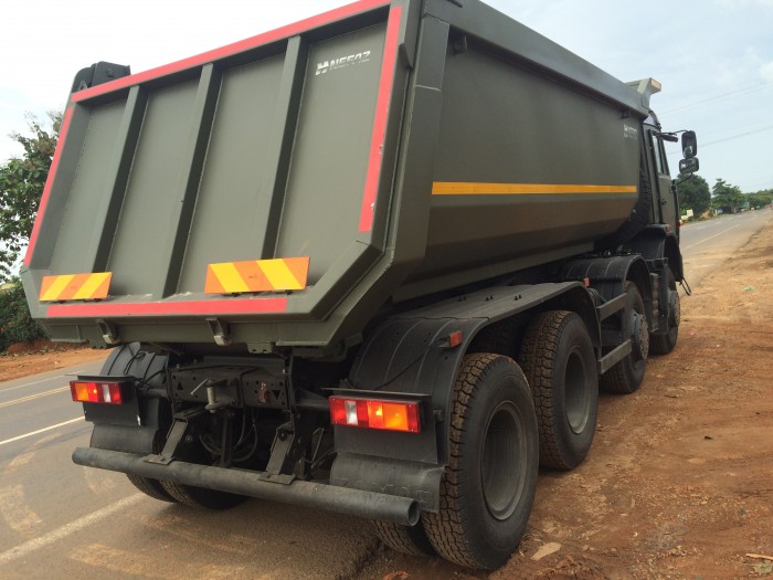 Kamaz ben 6540 màu xanh quân đội, 4 giò 17 tấn, 2016.