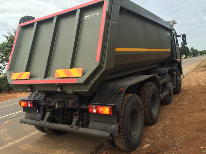 Kamaz ben 6540 màu xanh quân đội, 4 giò 17 tấn, 2016.