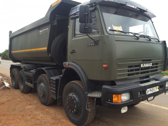 Kamaz ben 6540 màu xanh quân đội, 4 giò 17 tấn, 2016.