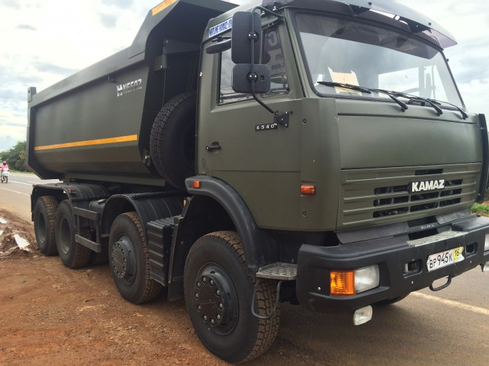 Kamaz ben 6540 màu xanh quân đội, 4 giò 17 tấn, 2016.