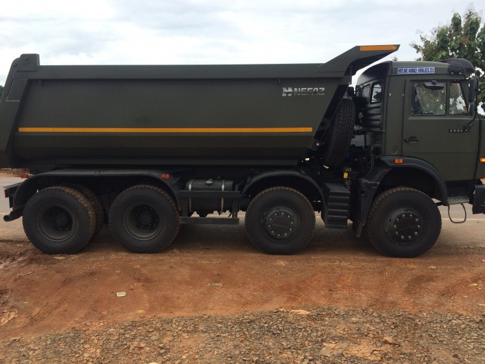 Kamaz ben 6540 màu xanh quân đội, 4 giò 17 tấn, 2016.