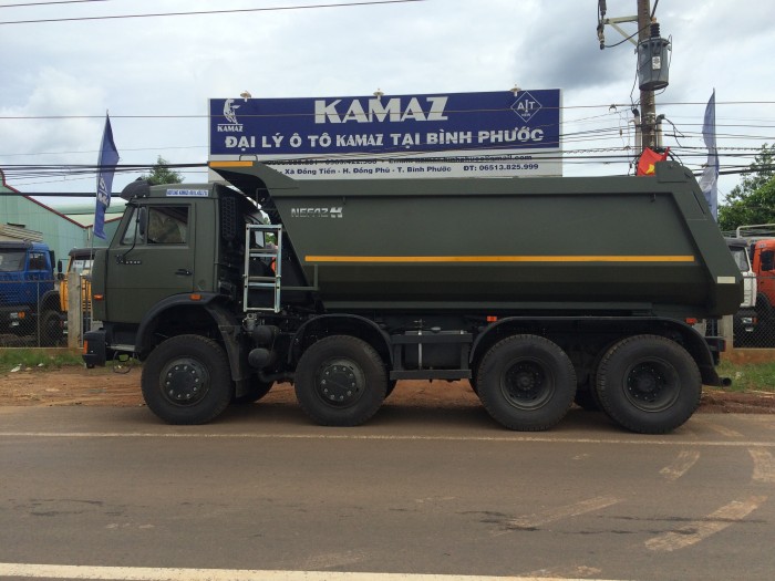 Kamaz ben 6540 màu xanh quân đội, 4 giò 17 tấn, 2016.