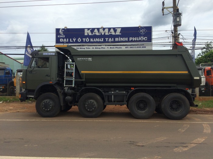 Kamaz ben 6540 màu xanh quân đội, 4 giò 17 tấn, 2016.