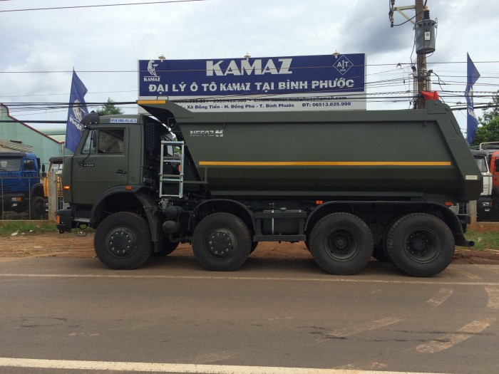 Kamaz ben 6540 màu xanh quân đội, 4 giò 17 tấn, 2016.