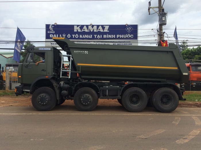 Kamaz ben 6540 màu xanh quân đội, 4 giò 17 tấn, 2016.