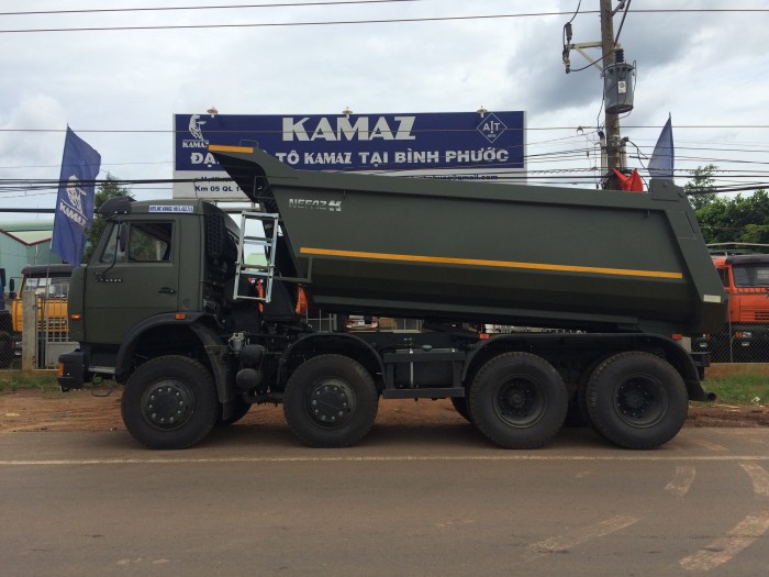 Kamaz ben 6540 màu xanh quân đội, 4 giò 17 tấn, 2016.