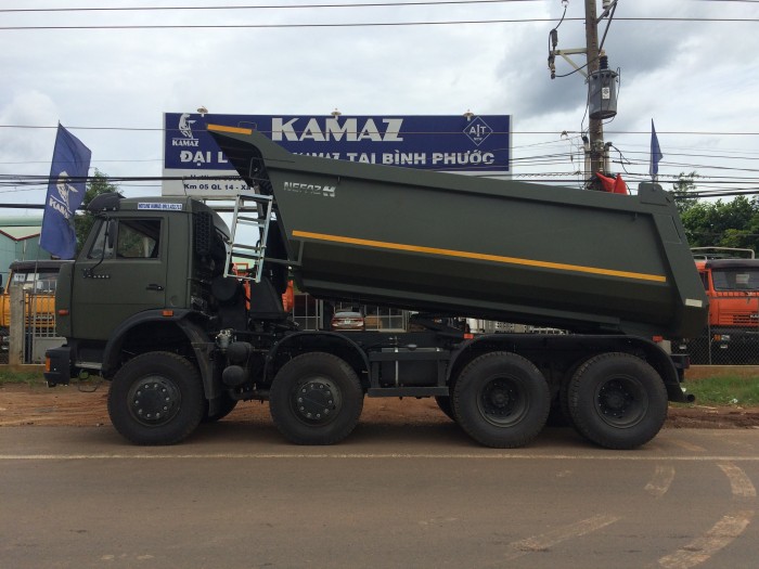 Kamaz ben 6540 màu xanh quân đội, 4 giò 17 tấn, 2016.