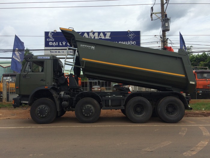 Kamaz ben 6540 màu xanh quân đội, 4 giò 17 tấn, 2016.