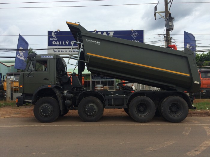 Kamaz ben 6540 màu xanh quân đội, 4 giò 17 tấn, 2016.