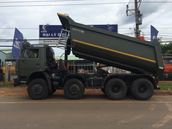 Kamaz ben 6540 màu xanh quân đội, 4 giò 17 tấn, 2016.